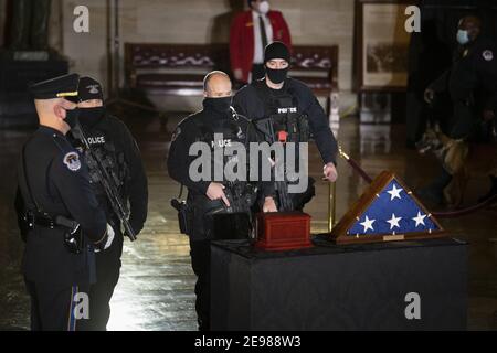 Les membres de la police du Capitole rendent hommage aux restes de l'officier de police du Capitole Brian Sicknick qui a été en honneur dans la rotonde du bâtiment du Capitole des États-Unis après sa mort lors de l'attaque du 6 janvier sur Capitol Hill par une foule pro-Trump le 3 février 2021, à Washington, DC. Photo de Brendan Smitalowski/Pool/ABACAPRESS.COM Banque D'Images