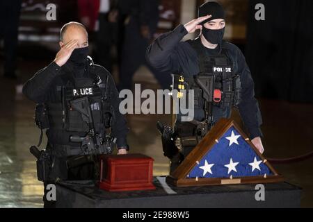 Les membres de la police du Capitole rendent hommage aux restes de l'officier de police du Capitole Brian Sicknick qui a été en honneur dans la rotonde du bâtiment du Capitole des États-Unis après sa mort lors de l'attaque du 6 janvier sur Capitol Hill par une foule pro-Trump le 3 février 2021, à Washington, DC. Photo de Brendan Smitalowski/Pool/ABACAPRESS.COM Banque D'Images