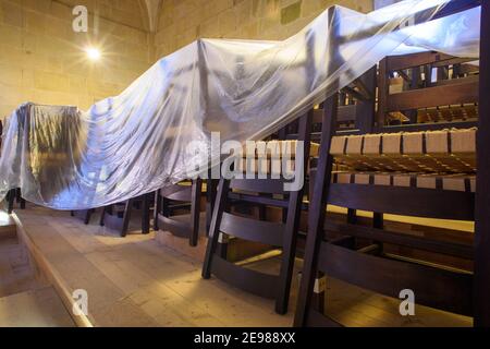 03 février 2021, Saxe-Anhalt, Quedlinburg : une bâche en plastique protège les chaises de la collégiale Saint-Servatii de la poussière. Le treillis de toit de la collégiale est actuellement en cours de rénovation, c'est pourquoi l'église est entourée d'échafaudages à l'intérieur et à l'extérieur. Ces travaux de rénovation devraient être terminés d'ici la mi-2022. Elle sera suivie par la rénovation de l'allée latérale, qui doit durer jusqu'à la fin de 2022. Malgré l'échafaudage, l'église est ouverte à la prière. Les services paroissiaux ont lieu, mais pas dans la collégiale. Photo: Klaus-Dietmar Gabbert/dpa-Zent Banque D'Images