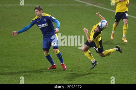 Joe Pigott, de l'AFC Wimbledon (à gauche), et Jamie Hanson, d'Oxford United, se battent pour le ballon lors du match final Papa John's Trophy Quarter au Kassam Stadium, à Oxford. Date de la photo: Mardi 2 février 2021. Banque D'Images