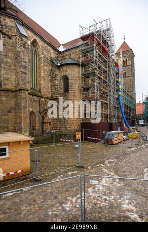 03 février 2021, Saxe-Anhalt, Quedlinburg: La collégiale de Saint Servatii (r) sur le Schlossberg. Le treillis de toit de la collégiale est actuellement en cours de rénovation, c'est pourquoi l'église est entourée d'échafaudages à l'intérieur et à l'extérieur. Ces travaux de rénovation devraient être terminés d'ici la mi-2022. Cette opération sera suivie par la rénovation de l'allée latérale qui devrait durer jusqu'à la fin de 2022. Malgré l'échafaudage à l'intérieur et à l'extérieur de l'église, le lieu de culte est ouvert à la prière. Les services paroissiaux ont lieu, mais pas dans la collégiale. Photo: Klaus-Dietmar Gab Banque D'Images