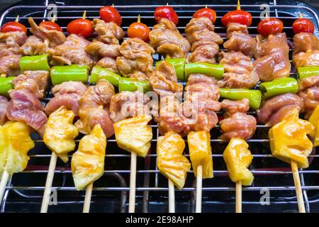 Mélanger la viande et les légumes grillés sur le gril pour le dîner, juteux avec la sauce barbecue entre les grillades. Banque D'Images