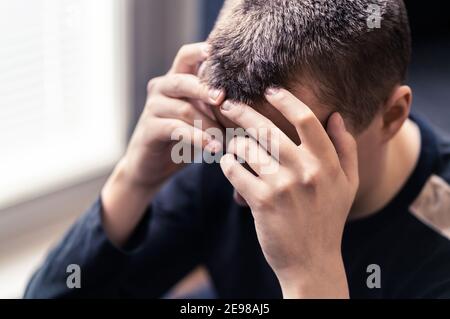 Honte, regret ou désespoir. Triste solitaire jeune homme avec la dépression ou le stress. Honte après erreur. Victime contrariée de discrimination. Banque D'Images