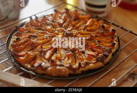 cuisson d'une tarte très savoureuse à l'abricot avec des noix Banque D'Images