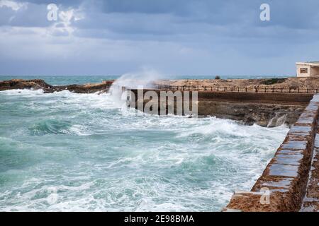 Alexandrie, Égypte. Paysage côtier avec vagues éclaboussant à la mer Méditerranée. Brise-lames en pierre de la plage de Montazah Banque D'Images