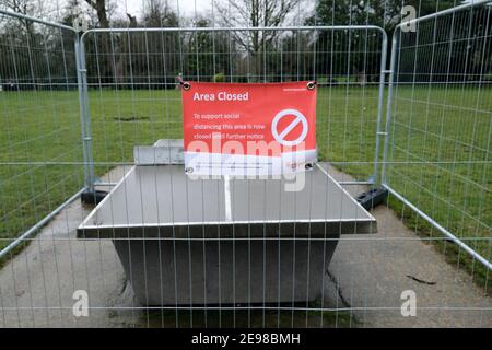 Downhills Park, Londres, Royaume-Uni. 3 février 2021. Barrières entourant une table de ping-pong à Downhills Park, Londres. Crédit : Matthew Chattle/Alay Live News Banque D'Images