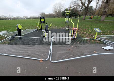 Downhills Park, Londres, Royaume-Uni. 3 février 2021. Barrières entourant une aire d'exercice extérieure repoussée dans Downhills Park, Londres. Crédit : Matthew Chattle/Alay Live News Banque D'Images