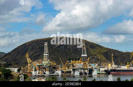 Tours de raffinerie de pétrole dans le port. Banque D'Images