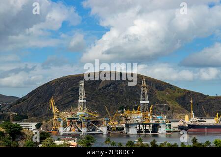 Tours de raffinerie de pétrole dans le port. Banque D'Images