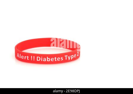 Bracelet d'alerte diabète de type 2 en silicone rouge sur fond blanc. Banque D'Images