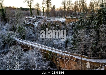 Château et ducs de Cadzow, Bridge, Chatelherault Country Park, South Lanarkshire, Écosse, Royaume-Uni Banque D'Images