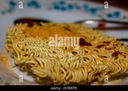 Manger malsain tard la nuit. Préparez une soupe instantanée de nouilles avec de la sauce. Banque D'Images