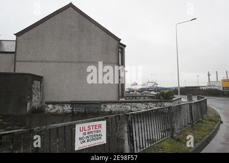 Un panneau anti-Brexit près de l'entrée du port de Larne. Le DUP a rejeté les affirmations selon lesquelles il exacerbe les tensions sur le commerce de la mer d'Irlande dans un effort pour faire sortir du contentieux le Protocole d'Irlande du Nord du Brexit. Les inspections physiques des marchandises entrant en Irlande du Nord en provenance de Grande-Bretagne, qui sont requises par le protocole, ont été suspendues en raison de menaces et d'intimidations du personnel. Date de la photo: Mercredi 3 février 2021. Banque D'Images