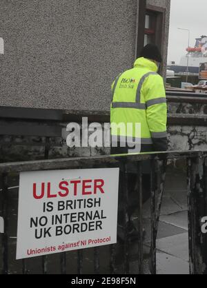 Un panneau anti-Brexit près de l'entrée du port de Larne. Le DUP a rejeté les affirmations selon lesquelles il exacerbe les tensions sur le commerce de la mer d'Irlande dans un effort pour faire sortir du contentieux le Protocole d'Irlande du Nord du Brexit. Les inspections physiques des marchandises entrant en Irlande du Nord en provenance de Grande-Bretagne, qui sont requises par le protocole, ont été suspendues en raison de menaces et d'intimidations du personnel. Date de la photo: Mercredi 3 février 2021. Banque D'Images