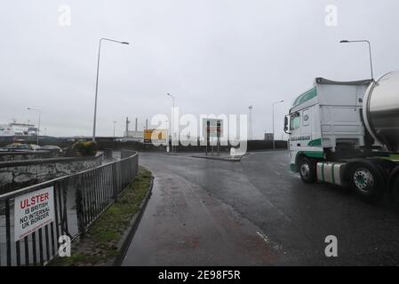 Un panneau anti-Brexit près de l'entrée du port de Larne. Le DUP a rejeté les affirmations selon lesquelles il exacerbe les tensions sur le commerce de la mer d'Irlande dans un effort pour faire sortir du contentieux le Protocole d'Irlande du Nord du Brexit. Les inspections physiques des marchandises entrant en Irlande du Nord en provenance de Grande-Bretagne, qui sont requises par le protocole, ont été suspendues en raison de menaces et d'intimidations du personnel. Date de la photo: Mercredi 3 février 2021. Banque D'Images