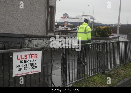 Un panneau anti-Brexit près de l'entrée du port de Larne. Le DUP a rejeté les affirmations selon lesquelles il exacerbe les tensions sur le commerce de la mer d'Irlande dans un effort pour faire sortir du contentieux le Protocole d'Irlande du Nord du Brexit. Les inspections physiques des marchandises entrant en Irlande du Nord en provenance de Grande-Bretagne, qui sont requises par le protocole, ont été suspendues en raison de menaces et d'intimidations du personnel. Date de la photo: Mercredi 3 février 2021. Banque D'Images