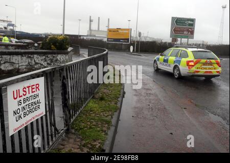 Un panneau anti-Brexit près de l'entrée du port de Larne. Le DUP a rejeté les affirmations selon lesquelles il exacerbe les tensions sur le commerce de la mer d'Irlande dans un effort pour faire sortir du contentieux le Protocole d'Irlande du Nord du Brexit. Les inspections physiques des marchandises entrant en Irlande du Nord en provenance de Grande-Bretagne, qui sont requises par le protocole, ont été suspendues en raison de menaces et d'intimidations du personnel. Date de la photo: Mercredi 3 février 2021. Banque D'Images