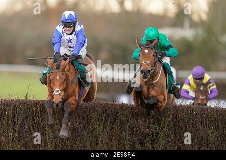 Jonjo O'Neill Jr., qui fait le cheval sur Annie Mc (à gauche) sur le chemin de la victoire de Lady Protectress Maress' Chase à l'hippodrome de Warwick. Date de la photo: Mercredi 3 février 2021. Banque D'Images