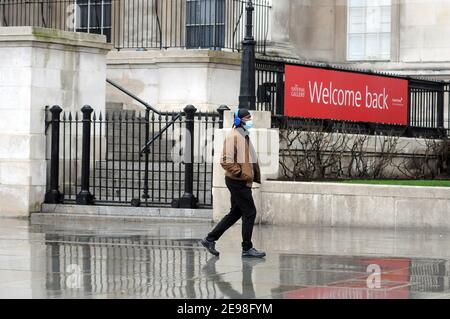 Londres, Royaume-Uni. 3 février 2021. Pluie dans le West End de Londres. Credit: JOHNNY ARMSTEAD/Alamy Live News Banque D'Images