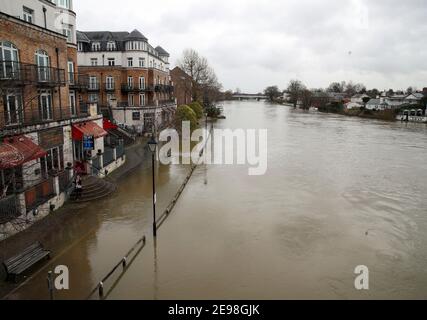 Le sentier de remorquage inondé de Staines-upon-Thames, dans le Surrey, après l'éclatement des rives de la Tamise. Date de la photo: Mercredi 3 février 2021. Banque D'Images