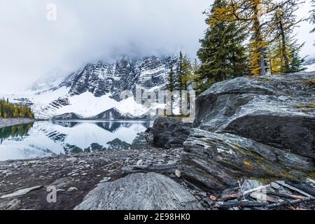 Lac Floe au terrain de camping du lac Floe, dans le parc national Kootenay, dans les Rocheuses canadiennes, Colombie-Britannique, Canada Banque D'Images