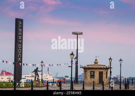 Royaume-Uni, Angleterre, Merseyside, Liverpool, Billy Fury statue à Albert Dock Banque D'Images