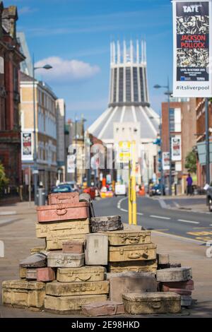 Royaume-Uni, Angleterre, Merseyside, Liverpool, Hope Street valises en pierre - sculpture de John King en 1998, Metropolitan Cathedral in distance Banque D'Images