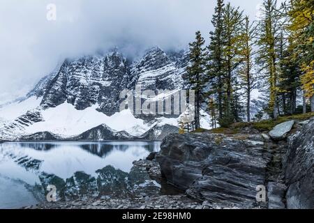 Lac Floe au terrain de camping du lac Floe, dans le parc national Kootenay, dans les Rocheuses canadiennes, Colombie-Britannique, Canada Banque D'Images