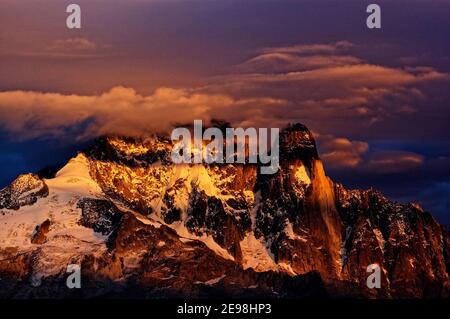 Dernier coucher de soleil spectaculaire sur l'aiguille verte dans les Alpes françaises, Chamonix, France Banque D'Images