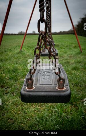Les enfants jouent swing Angleterre Royaume-Uni Banque D'Images