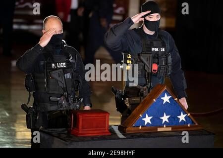 Les membres de la police du Capitole rendent hommage aux restes de l'officier de police du Capitole Brian Sicknick qui a été en honneur dans la rotonde du bâtiment du Capitole des États-Unis après sa mort lors de l'attaque du 6 janvier sur Capitol Hill par une foule pro-Trump le 3 février 2021, à Washington, DC.Credit: Brendan Smitalowski/Pool via CNP/MediaPunch Banque D'Images