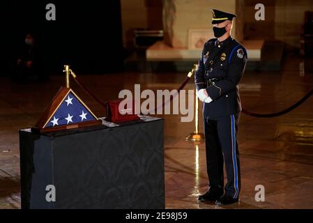 Washington, DC, États-Unis. 3 février 2021. Un officier de police du Capitole des États-Unis garde les restes de l'officier de police du Capitole des États-Unis Brian D. Sicknick, 42, alors qu'il est en honneur dans la rotonde du Capitole le mercredi 3 février 2021. L'officier Sicknick a réagi à l'émeute au Capitole des États-Unis le mercredi 6 janvier 2021, lorsqu'il a été mortellement blessé alors qu'il s'engageait physiquement dans la foule. Les membres du Congrès rendent hommage à l'officier mercredi matin avant son inhumation au cimetière national d'Arlington. Crédit: Demetrius Freeman/Pool via CNP/Media Punch/Alay Live News Banque D'Images
