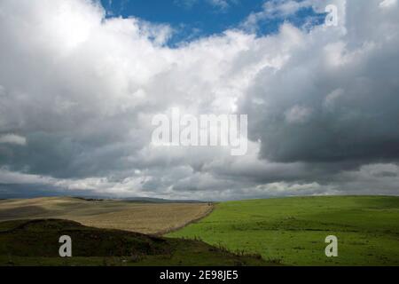 Nuages de tempête passant au-dessus de Bowstonegate avec Kinder Scout dans le Contexte Lyme Handley Parc de Lyme vue de Sponds Hill Cheshire Angleterre Banque D'Images