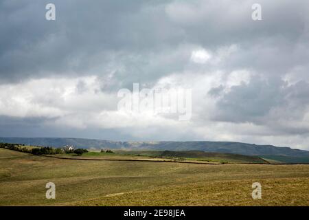 Nuages de tempête passant au-dessus de Bowstonegate avec Kinder Scout dans le Contexte Lyme Handley Parc de Lyme vue de Sponds Hill Cheshire Angleterre Banque D'Images