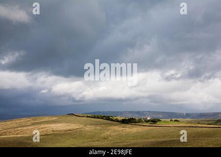 Nuages de tempête passant au-dessus de Bowstonegate avec Kinder Scout dans le Contexte Lyme Handley Parc de Lyme vue de Sponds Hill Cheshire Angleterre Banque D'Images