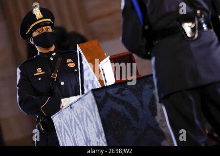 Les officiers de police du Capitole des États-Unis sont en garde, tandis que les restes de l'officier de police du Capitole Brian Sicknick étaient en honneur dans la rotonde du bâtiment du Capitole des États-Unis après qu'il est mort le 7 janvier à la suite de blessures qu'il a subies pendant la protection du Capitole des États-Unis lors de l'attaque du 6 janvier sur le bâtiment, À Washington, DC, États-Unis le 3 février 2021. Crédit: Carlos Barria/Pool via CNP /MediaPunch Banque D'Images