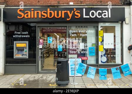 Londres- Sainsburys magasin local à Acton, à l'ouest de Londres avec panneaux Covid 19 et zone de file d'attente Banque D'Images