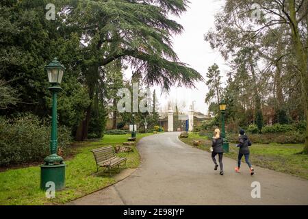 Londres- Gunnersbury Park étang et jardins à Hounslow, ouest de Londres, Royaume-Uni. Un grand parc avec musée et café Banque D'Images