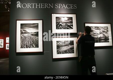 Un membre du personnel du Musée d'Histoire naturelle met le Touche finale au spectacle Genesis de Sebastião Salgado au Natural Musée d'histoire de Londres Banque D'Images