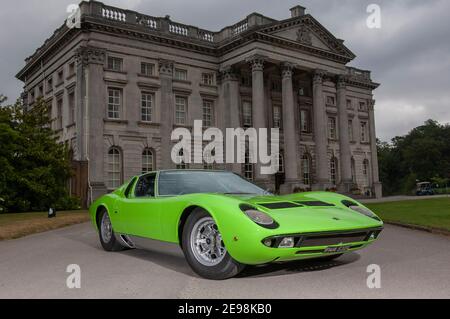 Super modèle Twiggy Lamborghini Miura S la super voiture originale Et un classique italien Banque D'Images