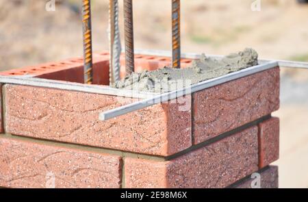 Pilier en brique bricklaing avec barres de fer. Banque D'Images