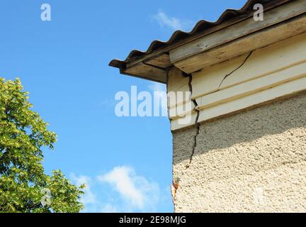 Fissure de coin de mur de toit de maison. Gros plan sur le mur fissuré de la maison. Banque D'Images