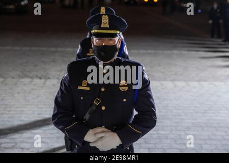 Washington, DC, États-Unis. 02 février 2021. La police de Capitol Hill des États-Unis attend que les restes de l'officier Brian Sicknick arrivent au Capitole des États-Unis le 02 février 2021 à Washington, DC. Sicknick est mort à la suite de blessures subies lors de l'attaque du Capitole en janvier 6. Les restes de Sicknic seront en honneur à travers demain, puis seront enterrés au cimetière national d'Arlington. Crédit: Tasos Katopodis/Pool via CNP/Media Punch/Alay Live News Banque D'Images