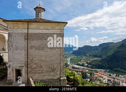 Vue sur Varallo Sesia depuis le sanctuaire Sacro Monte di Varallo (montagne sacrée de Varallo). Piémont, Italie Banque D'Images