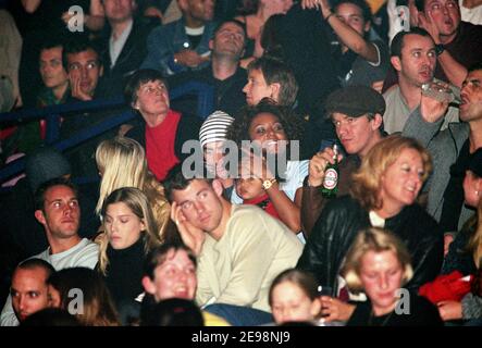 Emma Bunton avec son petit ami assis à côté de Melanie Brown aka Mel B avec sa fille Phoenix Chi pendant qu'ils regardent leur ancien compagnon de groupe Spice Girl Mel C en concert à Wembley Arena à Londres, Royaume-Uni. 5 novembre 2000 Banque D'Images