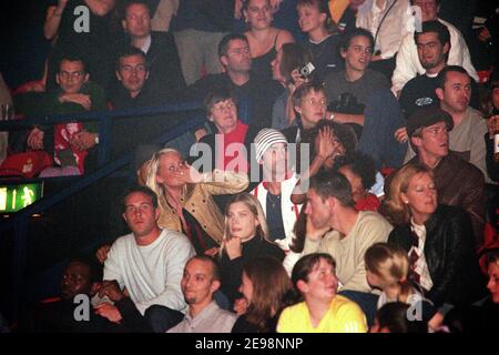 Emma Bunton avec son petit ami assis à côté de Melanie Brown aka Mel B avec sa fille Phoenix Chi pendant qu'ils regardent leur ancien compagnon de groupe Spice Girl Mel C en concert à Wembley Arena à Londres, Royaume-Uni. 5 novembre 2000 Banque D'Images