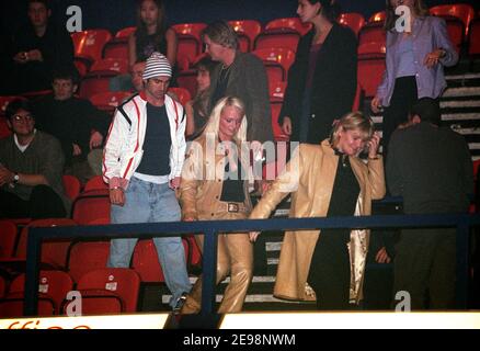 Emma Bunton avec sa mère et son petit ami arrive pour regarder son ancienne compagne de groupe d'épices Mel C en concert à Wembley Arena à Londres, Royaume-Uni. 5 novembre 2000 Banque D'Images