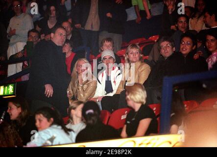 Emma Bunton avec sa mère et son petit ami arrive pour regarder son ancienne compagne de groupe d'épices Mel C en concert à Wembley Arena à Londres, Royaume-Uni. 5 novembre 2000 Banque D'Images