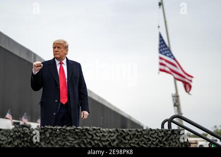 LE PRÉSIDENT DONALD TRUMP VISITE LE MUR FRONTALIER AVEC LE MEXIQUE AU COURS DES DERNIERS JOURS DE SA PRÉSIDENCE. La barrière Mexique–États-Unis, également connue sous le nom de mur frontalier, est une série de barrières verticales le long de la frontière Mexique–États-Unis visant à réduire l'immigration illégale du Mexique vers les États-Unis. La barrière n'est pas une structure continue, mais une série d'obstructions classées comme des 'clôtures' ou 'murs'. Entre les barrières physiques, la sécurité est assurée par une « barrière virtuelle » de capteurs, de caméras et d'autres équipements de surveillance. Banque D'Images