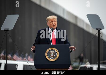 LE PRÉSIDENT DONALD TRUMP VISITE LE MUR FRONTALIER AVEC LE MEXIQUE AU COURS DES DERNIERS JOURS DE SA PRÉSIDENCE. La barrière Mexique–États-Unis, également connue sous le nom de mur frontalier, est une série de barrières verticales le long de la frontière Mexique–États-Unis visant à réduire l'immigration illégale du Mexique vers les États-Unis. La barrière n'est pas une structure continue, mais une série d'obstructions classées comme des 'clôtures' ou 'murs'. Entre les barrières physiques, la sécurité est assurée par une « barrière virtuelle » de capteurs, de caméras et d'autres équipements de surveillance. Banque D'Images